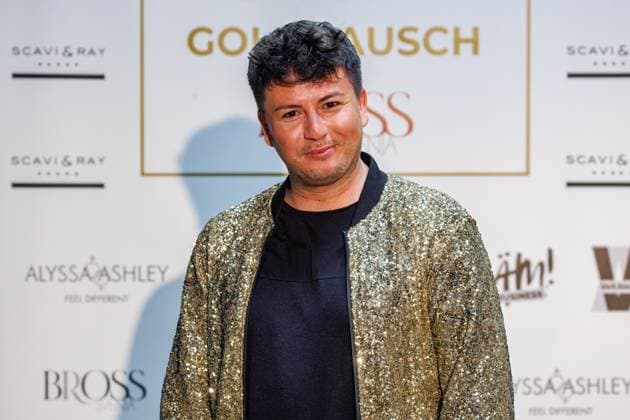 07 11 2025 Düsseldorf Vernissage GOLDRAUSCH by statement artist Svenja Bross at 0211 Studio Exhibition opening with a tribute to courage, strength and inner radiance Svenjas works invite you to rediscover your own strength and celebrate life in golden tones An i
