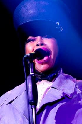 Erykah Badu In Concert Erykah Badu performs live in concert at Alcatraz in Milano, Italy, on November 7, 2025. Milano Milano Italy  Copyright: xMairoxCinquettix originalFilename: cinquetti-erykahba251108_np1qy.jpg