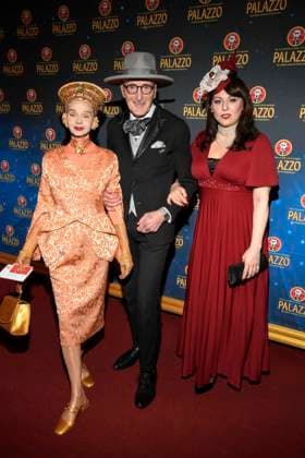 abb Palazzo Britt Kanja, Guenther Krabbenhoeft and Natascha Warkulat as guests at the gala premiere of Kolja Kleeberg and Hans Peter Wodarz 17 Dinner Show Unikate at PALAZZO Spiegelpalast on 07 11 2025 in Berlin Berlin Germany