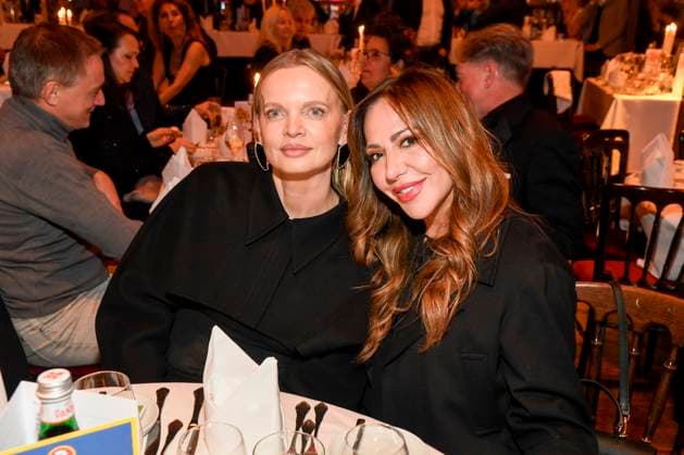 abb Palazzo Simone Thomalla and her wife as guests at the gala premiere of Kolja Kleeberg and Hans Peter Wodarz 17 Dinner Show Unikate at PALAZZO Spiegelpalast on 07 11 2025 in Berlin Berlin Germany