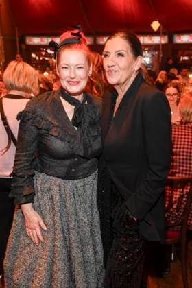 abb Palazzo Enie van de Meiklokjes and Katy Karrenbauer as guests at the gala premiere of Kolja Kleeberg and Hans Peter Wodarz 17 Dinner Show Unikate at PALAZZO Spiegelpalast on 07 11 2025 in Berlin Berlin Germany