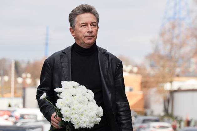 RUSSIA, MOSCOW - NOVEMBER 8, 2025: Singer Valery Syutkin arrives for a farewell ceremony for the late Soviet and Russian TV host and actor Yuri Nikolayev at the Troyekurovo funeral home. Yuri Nikolayev passed away on 4 November 2025 at the age of 76 Moscow Russia  - ZUMAt113 20251108_zaa_t113_057 Copyright: xVladimirxGerdox