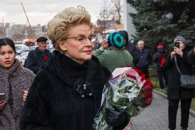 RUSSIA, MOSCOW - NOVEMBER 8, 2025: TV host Yelena Malysheva arrives for a farewell ceremony for the late Soviet and Russian TV host and actor Yuri Nikolayev at the Troyekurovo funeral home. Yuri Nikolayev passed away on 4 November 2025 at the age of 76 Moscow Russia  - ZUMAt113 20251108_zaa_t113_080 Copyright: xVladimirxGerdox