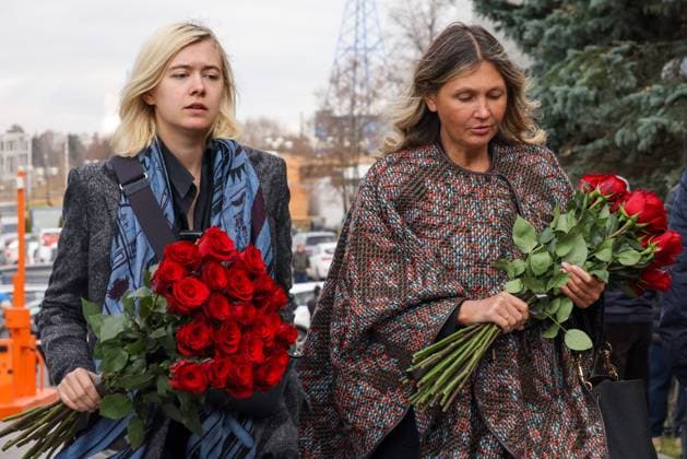 RUSSIA, MOSCOW - NOVEMBER 8, 2025: Women arrive for a farewell ceremony for the late Soviet and Russian TV host and actor Yuri Nikolayev at the Troyekurovo funeral home. Yuri Nikolayev passed away on 4 November 2025 at the age of 76 Moscow Russia  - ZUMAt113 20251108_zaa_t113_082 Copyright: xVladimirxGerdox