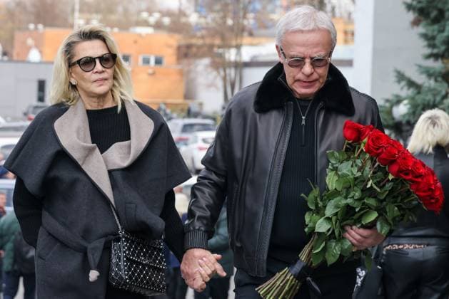 RUSSIA, MOSCOW - NOVEMBER 8, 2025: Russian State Duma member Vyacheslav Fetisov and his wife Lada Fetisova arrive for a farewell ceremony for the late Soviet and Russian TV host and actor Yuri Nikolayev at the Troyekurovo funeral home. Yuri Nikolayev passed away on 4 November 2025 at the age of 76 Moscow Russia  - ZUMAt113 20251108_zaa_t113_084 Copyright: xVladimirxGerdox