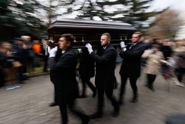 RUSSIA, MOSCOW - NOVEMBER 8, 2025: Pallbearers carry the casket after a farewell ceremony for the late Soviet and Russian TV host and actor Yuri Nikolayev at the Troyekurovskoye cemetery. Yuri Nikolayev passed away on 4 November 2025 at the age of 76 Moscow Russia  - ZUMAt113 20251108_zaa_t113_115 Copyright: xYuliaxMorozovax