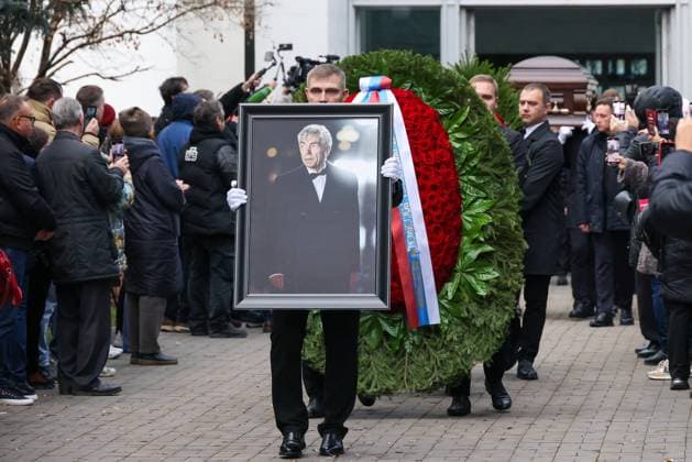 RUSSIA, MOSCOW - NOVEMBER 8, 2025: A man carries a portrait of the deceased after a farewell ceremony for the late Soviet and Russian TV host and actor Yuri Nikolayev at the Troyekurovo funeral home. Yuri Nikolayev passed away on 4 November 2025 at the age of 76 Moscow Russia  - ZUMAt113 20251108_zaa_t113_126 Copyright: xVladimirxGerdox