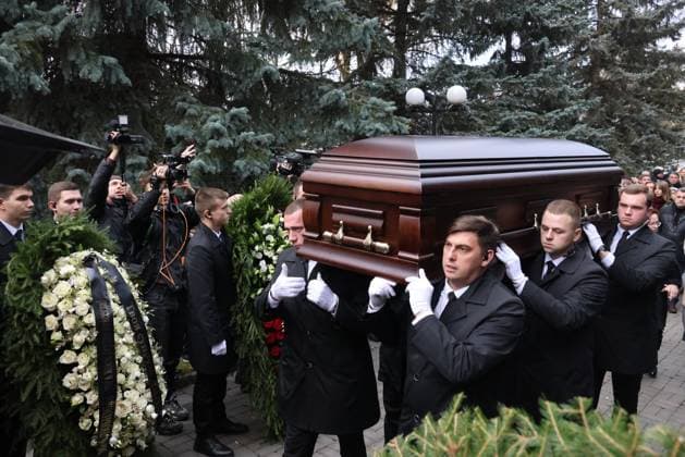 RUSSIA, MOSCOW - NOVEMBER 8, 2025: Pallbearers carry the casket after a farewell ceremony for the late Soviet and Russian TV host and actor Yuri Nikolayev at the Troyekurovo funeral home. Yuri Nikolayev passed away on 4 November 2025 at the age of 76 Moscow Russia  - ZUMAt113 20251108_zaa_t113_130 Copyright: xVladimirxGerdox