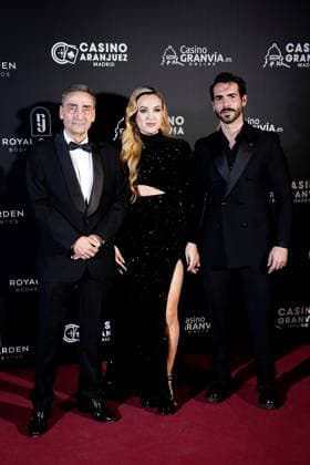 Antenas de Oro Awards 2025 The president of the Federation of Spanish Radio and Television Associations, Juan Ignacio Ocana i and journalist Marta Riesco c , during the photocall prior to the presentation of the Antenas de Oro Awards, at the Casino de Aranjuez, on November 8, 2025, in Aranjuez, Madrid Spain The Federation of Spanish Radio and Television Associations has celebrated the 52nd edition of the Golden Antenna Awards, which recognize the work of the most relevant figures of the year in television, radio and media 08 NOVEMBER 2025 GOLDEN ANTENAS AWARDS CASINO RADIO TELE MEDIA A Pé Aranjuez Madrid Aranjuez Madrid Madrid Espana  Copyright: xA.xPÃ rezxMecax 7086940