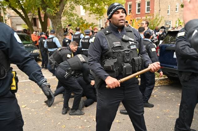 News Bilder des Tages ICE agents conduct operations in the Little Village of Chicago CHICAGO, ILLINOIS - NOVEMBER 8: Police officers take security measures with batons as U.S. Immigration and Customs Enforcement (ICE) agents conduct operations in the Little Village neighborhood, a predominantly Mexican-American community, on November 8, 2025 in Chicago, Illinois. Jacek Boczarski Anadolu Illinois United States. Editorial use only. Please get in touch for any other usage.  Copyright: x2025xAnadoluxJacekxBoczarskix
