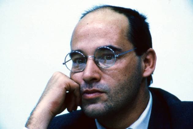 Gregor Gysi, prominenter Politiker der PDS, im Porträt während einer Veranstaltung Anfang der 1990er Jahre. Der Jurist stützt nachdenklich den Kopf auf die Hand ein Moment der Konzentration und Reflexion. Deutschland *** Gregor Gysi, Celebrity Politicians the PDS, at Portrait during a Event Start the 1990s Years the Lawyer supports thoughtful the Head at the Hand a Moment the Concentration and Reflection Germany Copyright: xUnitedxArchivesx xSvenxSimonxArchives SVS_94010000148