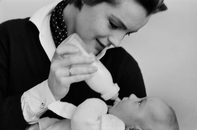 Westberlin, Februar 1967: Romy Schneider stillt ihren wenige Monate alten Sohn David mit der Flasche. Berlin Berlin Deutschland *** West Berlin, February 1967 Romy Schneider breastfeeds their few Months Old Son David with the Bottle Berlin Berlin Germany Copyright: xUnitedxArchivesx xSvenxSimonxArchives