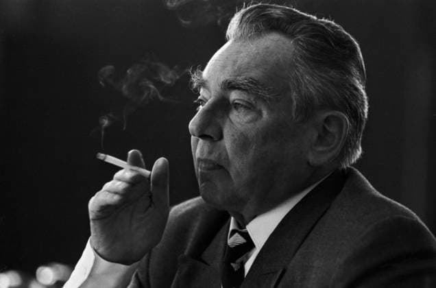 Der Schriftsteller Erich Kästner rauchend am Tisch in einem Münchner Wirtshaus im Juli 1969. München Bayern Deutschland *** the Writer Erich Kästner smoking on Table in a Munich Inn at July 1969 Munich Bavaria Germany Copyright: xUnitedxArchivesx xSvenxSimonxArchives SVS_94010001057