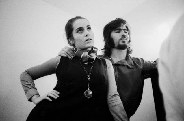 Susan Aviles und Abi Ofarim lehnen nebeneinander am Klavier, Blick in verschiedene Richtungen, München (?), November 1969. Deutschland *** Susan Aviles and Abi Ofarim lean side by side on Piano, View in Miscellaneous Directions, Munich , November 1969 Germany Copyright: xUnitedxArchivesx xSvenxSimonxArchives SVS_94010001099