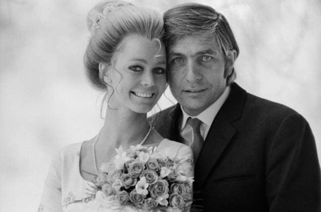 Gunter Sachs und Mirja Larsson an ihrem Hochzeitstag auf dem Gut Rechenau in Bayern, 28.11.1969. Gut Rechenau bei Oberaudorf Bayern Deutschland *** Gunter Sachs and Mirja Larsson to their Wedding anniversary at the well Rechenau in Bavaria, 28 11 1969 well Rechenau at Oberaudorf Bavaria Germany Copyright: xUnitedxArchivesx xSvenxSimonxArchives SVS_94010001120