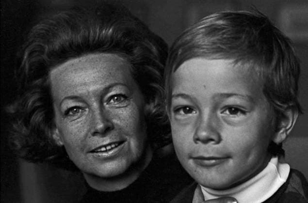 Rut Brandt mit ihrem Sohn Matthias in der Amtsvilla auf dem Venusberg in Bonn, 1969. Bonn Nordrhein-Westfalen Deutschland *** Ruth Brandt with their Son Matthias in the Official villa at the Venusberg in Bonn, 1969 Bonn North Rhine Westphalia Germany Copyright: xUnitedxArchivesx xSvenxSimonxArchives SVS_94010001620