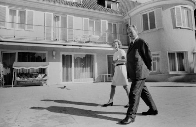 Rut und Willy Brandt am Tag der Bundestagswahl 1969 auf der Terrasse der Amtsvilla auf dem Venusberg in Bonn. Spaziergang im Sonnenschein vor der Kulisse ihres Wohnsitzes. Bonn Nordrhein-Westfalen Deutschland *** Ruth and Willy Brandt on Day the German federal elections 1969 at the Terrace the Official villa at the Venusberg in Bonn Walking tour at Sunshine before the Backdrop their Residence Bonn North Rhine Westphalia Germany Copyright: xUnitedxArchivesx xSvenxSimonxArchives SVS_94010001631