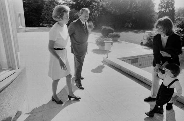 Rut und Willy Brandt mit ihrem Sohn Matthias und dessen Kindermädchen auf der Terrasse der Amtsvilla in Bonn-Venusberg, am Tag der Bundestagswahl 1969. Familiäre Szene vor dem politischen Umbruch. Bonn Nordrhein-Westfalen Deutschland *** Ruth and Willy Brandt with their Son Matthias and whose Nanny at the Terrace the Official villa in Bonn Venusberg, on Day the German federal elections 1969 family Scene before the political Upheaval Bonn North Rhine Westphalia Germany Copyright: xUnitedxArchivesx xSvenxSimonxArchives SVS_94010001649