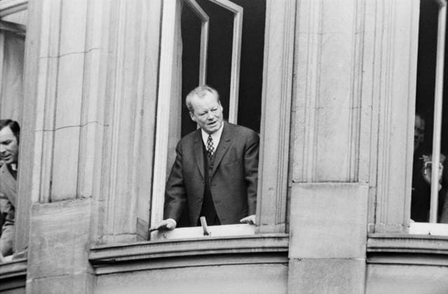 Willy Brandt, Bundeskanzler der Bundesrepublik Deutschland, am Fenster seines Hotels in Erfurt während seines historischen Besuchs am 19. März 1970. Der Aufenthalt ist Teil des ersten offiziellen Treffens eines westdeutschen Regierungschefs mit der DDR-Regierung. Erfurt Deutsche Demokratische Republik *** Willy Brandt, Federal Chancellor the Federal Republic Germany, on Window his Hotels in Erfurt during his Historical Visit on 19 March 1970 the Stay is Part of first official Meeting one West Germans Heads of Government with the GDR Government Erfurt German Democratic Republic Copyright: xUnitedxArchivesx xSvenxSimonxArchives SVS_94010001692