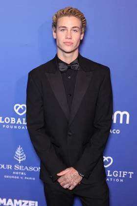 Paris Global Gift Gala - Paris Matteo Sinet attends the Paris Global Gift Gala in Paris, France on Novmber 08, 2025. Photo by Jerome Domine ABACAPRESS.COM France  Copyright: xDominexJerome ABACAx