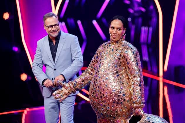 Presenter Matthias Opdenhövel and designer Barbara Becker as the character Smiley in the Prosieben show The Masked Singer at the MMC Studios in Ossendorf Cologne, 08 11 2025 NRW Germany Copyright: xChristophxHardtx