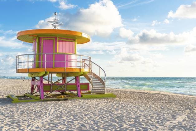 Rettungsschwimmerhütte am Strand, Miami Beach, Florida, USA Lifeguard hut on the beach, Miami Beach, Florida, USA Copyright: imageBROKER MariaxKraynova ibxiqx15506860.jpg