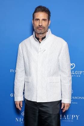The Global Gift Gala at Four Seasons Hotel George V in Paris Gala Global Gift a l hotel Four Seasons George V a Paris Richard Orlinski 450500 2025 11 08 Paris France  Copyright: xSebastienxFremontx xStarfacex STAR_450500_051
