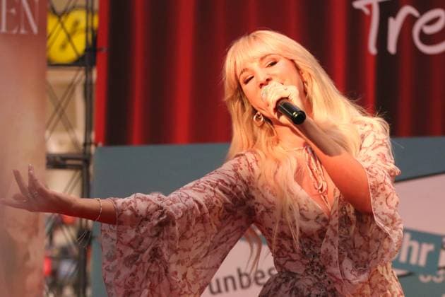 08 11 2025 Annemarie Eilfeld presents her new album Neugeboren at the Rathaus Center Dessau Annemarie Eilfeld sings on stage Dessau Roßlau Sachsen Anhalt Germany