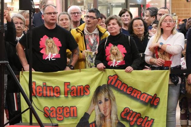 08 11 2025 Annemarie Eilfeld presents her new album Neugeboren at the Rathaus Center Dessau Fans of Annemarie Eilfeld in front of the stage Dessau Roßlau Sachsen Anhalt Germany