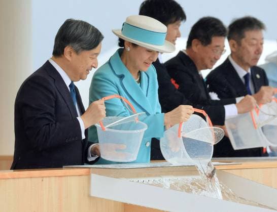 Emperor in Mie Prefecture Japanese Emperor Naruhito and Empress Masako release fry during a fishery industry promotional event in Minamiise, Mie Prefecture, on Nov. 9, 2025. (Pool photo)  A14AA0005020458P