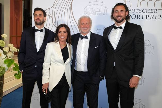 Rudi Voeller and his wife Sabrina Voeller and their sons Bryan and Kevin Voeller at the 43rd German Sports Press Ball on 8 11 2025 at the Alte Oper in Frankfurt am Main German Sports Press Ball 2025 in Frankfurt am Main