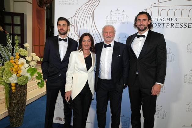 Rudi Voeller and his wife Sabrina Voeller and their sons Bryan and Kevin Voeller at the 43rd German Sports Press Ball on 8 11 2025 at the Alte Oper in Frankfurt am Main German Sports Press Ball 2025 in Frankfurt am Main