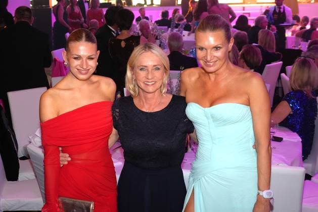 Noemi Peschel, Heidi Beckenbauer and Magdalena Brzeska at the 43rd German Sports Press Ball on 8 11 2025 at the Alte Oper in Frankfurt am Main German Sports Press Ball 2025 in Frankfurt am Main
