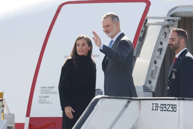King Felipe and Queen Letizia during the farewell ceremony at the State Pavilion of Terminal T 4, Adolfo Suárez Madrid Barajas Airport, on November 9, 2025, in Madrid Spain KING FELIPE VI QUEEN LETIZIA ROYAL HOUSE TRAVEL Antonio Gutié Madrid Madrid Madrid Spain  Copyright: xAntonioxGutiÃ rrezx 7088551