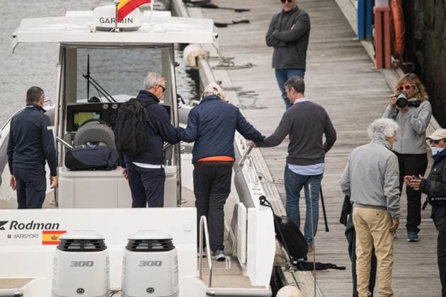King Juan Carlos I with white cap participates in the second day of the regattas at the Club Naútico de Sanxenxo, on November 9, 2025, in Sanxenxo, Pontevedra, Galicia Spain Juan Carlos I is in the Pontevedra town of Sanxenxo to participate, during this weekend, in the regattas of the eighth series of the Spanish League of 6 meters 09 NOVEMBER 2025 Elena Ferná Sanxenxo, Pontevedra, Galicia Sanxenxo, Pontevedra, Galicia Spain Copyright: xElenaxFernandezx 7088642