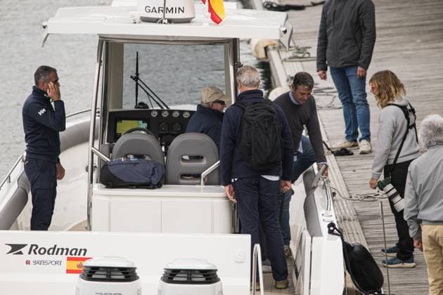 King Juan Carlos I with white cap participates in the second day of the regattas at the Club Naútico de Sanxenxo, on November 9, 2025, in Sanxenxo, Pontevedra, Galicia Spain Juan Carlos I is in the Pontevedra town of Sanxenxo to participate, during this weekend, in the regattas of the eighth series of the Spanish League of 6 meters 09 NOVEMBER 2025 Elena Ferná Sanxenxo, Pontevedra, Galicia Sanxenxo, Pontevedra, Galicia Spain Copyright: xElenaxFernandezx 7088644