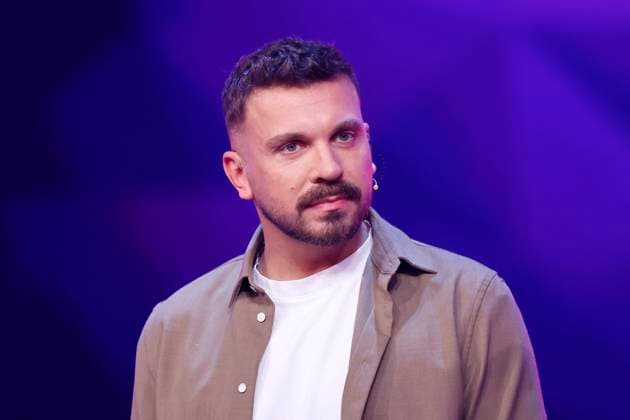 Actor Edin Hasanovic in the guessing team in the Prosieben show The Masked Singer at the MMC Studios in Ossendorf Cologne, 08 11 2025 NRW Germany Copyright: xChristophxHardtx