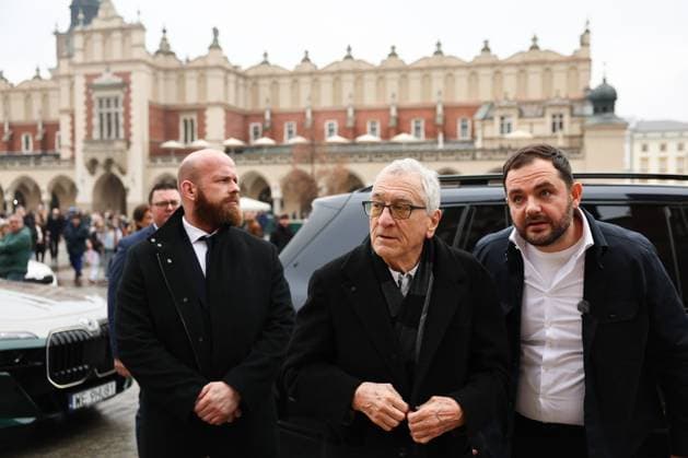 Robert De Niro visits Krakow KRAKOW, POLAND - NOVEMBER 9: Robert De Niro during his visit at Main Square in Krakow, Poland on November 9, 2025. An American actor is planning to launch a new hotel in the reconstructed building in Krakow under the Nobu brand, of which he is a co-owner. Jakub Porzycki Anadolu Krakow Poland. Editorial use only. Please get in touch for any other usage.  Copyright: x2025xAnadoluxJakubxPorzyckix