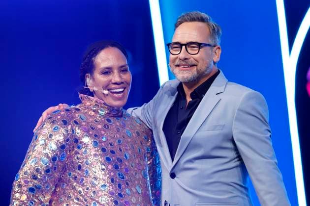 Designer Barbara Becker as the character Smiley and presenter Matthias Opdenhövel in the Prosieben show The Masked Singer at the MMC Studios in Ossendorf Cologne, 08 11 2025 NRW Germany Copyright: xChristophxHardtx