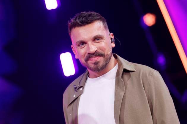 Actor Edin Hasanovic in the guessing team in the Prosieben show The Masked Singer at the MMC Studios in Ossendorf Cologne, 08 11 2025 NRW Germany Copyright: xChristophxHardtx