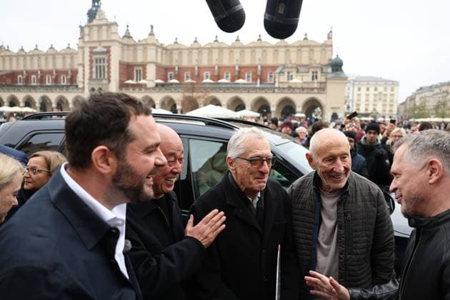 Robert De Niro In Krakow Filip Adamczak, Nobu Matsuhisa, American actor Robert De Niro, Meir Teper and Stanislaw Mazur during their visit at Main Square in Krakow, Poland on November 9, 2025. Krakow Poland  Copyright: xJakubxPorzyckix originalFilename: porzycki-robertde251109_npf0d.jpg