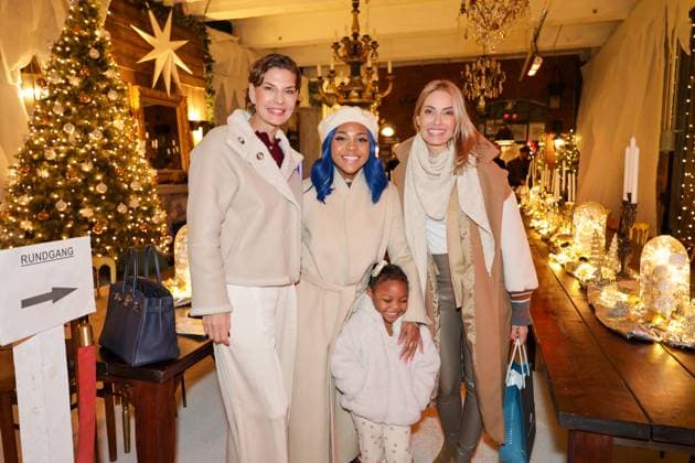 GLAMOUR GENUSS EVENT by Wildhagen Friends, L R art gallery owner Sarah Kronsbein, , artist Chrystal Paris with daughter Elle and TV journalist Sarah Valentina Winkhaus Düsseldorf Wandelhalle NRW Germany