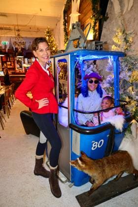 GLAMOUR GENUSS EVENT by Wildhagen Friends, art gallery owner Sarah Kronsbein with artist Chrystal Paris and daughter Elle in an antique gondola Düsseldorf Wandelhalle NRW Germany