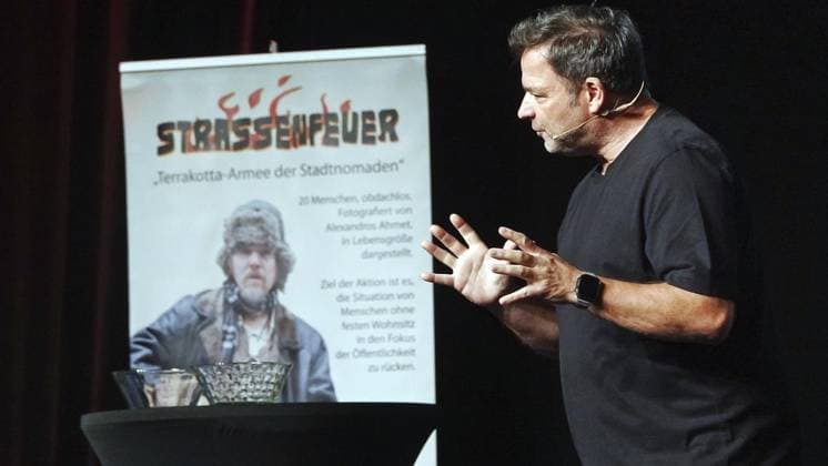 10 Straßenfeuer charity gala FOR EDITORIAL PURPOSES ONLY p Dog trainer Martin Rütter will be the star guest at the 10 Straßenfeuer charity gala Germany NRW Gelsenkirchen on Sunday, 09 11 2025 at the Hans Sachs Haus in Gelsenkirchen Copyright MichaelxKorte Copyright: MichaelxKorte doc836y0fzvtap11we1ra00 ,EDITORIAL USE ONLY Copyright: MichaelxKorte