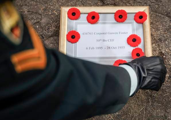 November 9, 2025, Calgary, Ab, CANADA: A member of the KingöÄÃ s Own Calgary Regiment places poppies on a temporary grave marker prior to a graveside ceremony honouring Cpl. Gawen Foster, who served with the 50th Canadian Infantry Battalion, Canadian Expeditionary Force, during the First World War, in Calgary, Sunday, Nov. 9, 2025. Calgary CANADA  - ZUMAc35_ 20251109_zaf_c35_027 Copyright: xJeffxMcintoshx