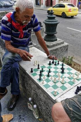 Ältere Männer spielen draußen Schach auf einem improvisierten Brett, umgeben von städtischen Elementen, Havanna, Kuba, Mittelamerika, Große Antillen, Karibik, Amerika Elderly men playing chess outside on an improvised board surrounded by urban elements, Havana, Cuba, Central America, Greater Antilles, Caribbean, America Copyright: imageBROKER EgonxBömsch iblebo15570278.jpg