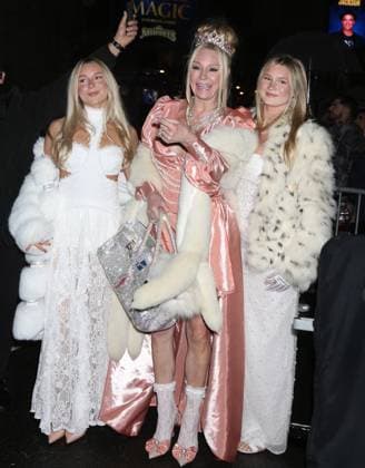Opening night of Broadway™s ˜The Queen Of Versailles™ at the St James Theatre Featuring: Jackie Siegel, daughters Where: New York City, New York, United States When: 09 Nov 2025 Credit: Adam Nemser INSTARimages EDITORIAL USE ONLY. NOT FOR USE BY NEWSPAPERS BASED IN THE UK. Copyright: xADAMxNEMSERx instar55256659