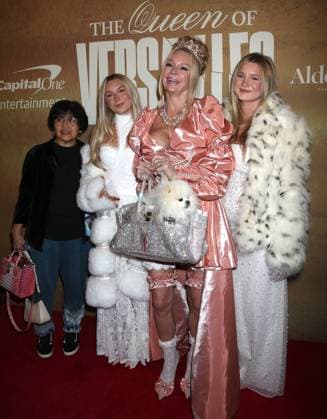 Opening night of Broadway™s ˜The Queen Of Versailles™ at the St James Theatre Featuring: Jackie Siegel, daughters Where: New York City, New York, United States When: 09 Nov 2025 Credit: Adam Nemser INSTARimages EDITORIAL USE ONLY. NOT FOR USE BY NEWSPAPERS BASED IN THE UK. Copyright: xADAMxNEMSERx instar55256661