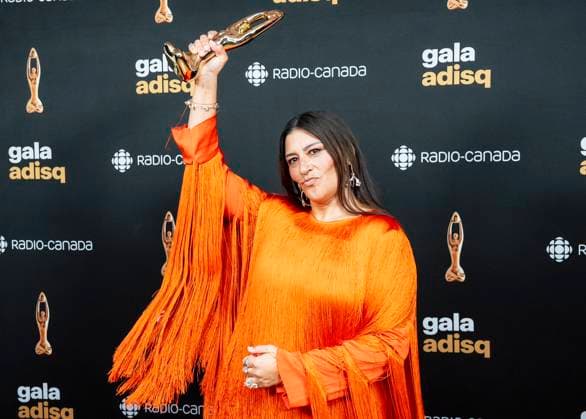 November 9, 2025, Montreal, Pq, Canada: Elisapie holds up her Felix award for best Indigenous artist at the gala de l ADISQ awards ceremony, in Montreal on Sunday, Nov. 9, 2025. Montreal Canada  - ZUMAc35_ 20251109_zaf_c35_079 Copyright: xChristopherxKatsarovx