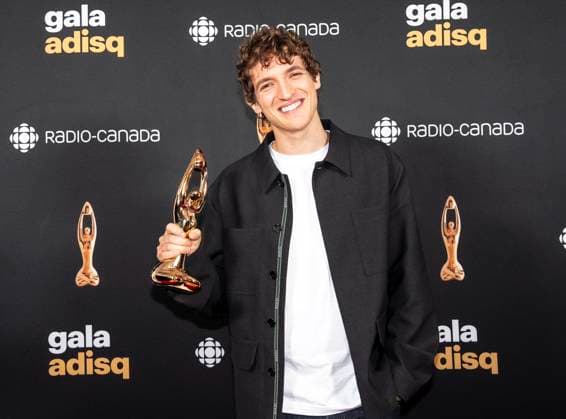 November 9, 2025, Montreal, Pq, Canada: Aliocha Schneider holds up his award at the gala de l ADISQ awards ceremony, in Montreal on Sunday, Nov. 9, 2025. Montreal Canada  - ZUMAc35_ 20251109_zaf_c35_084 Copyright: xChristopherxKatsarovx